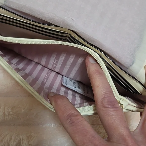 Victoria's Secret Quilted Cream Wrislet Gold Accents With VS Shopping Bag NWT - Picture 8 of 11